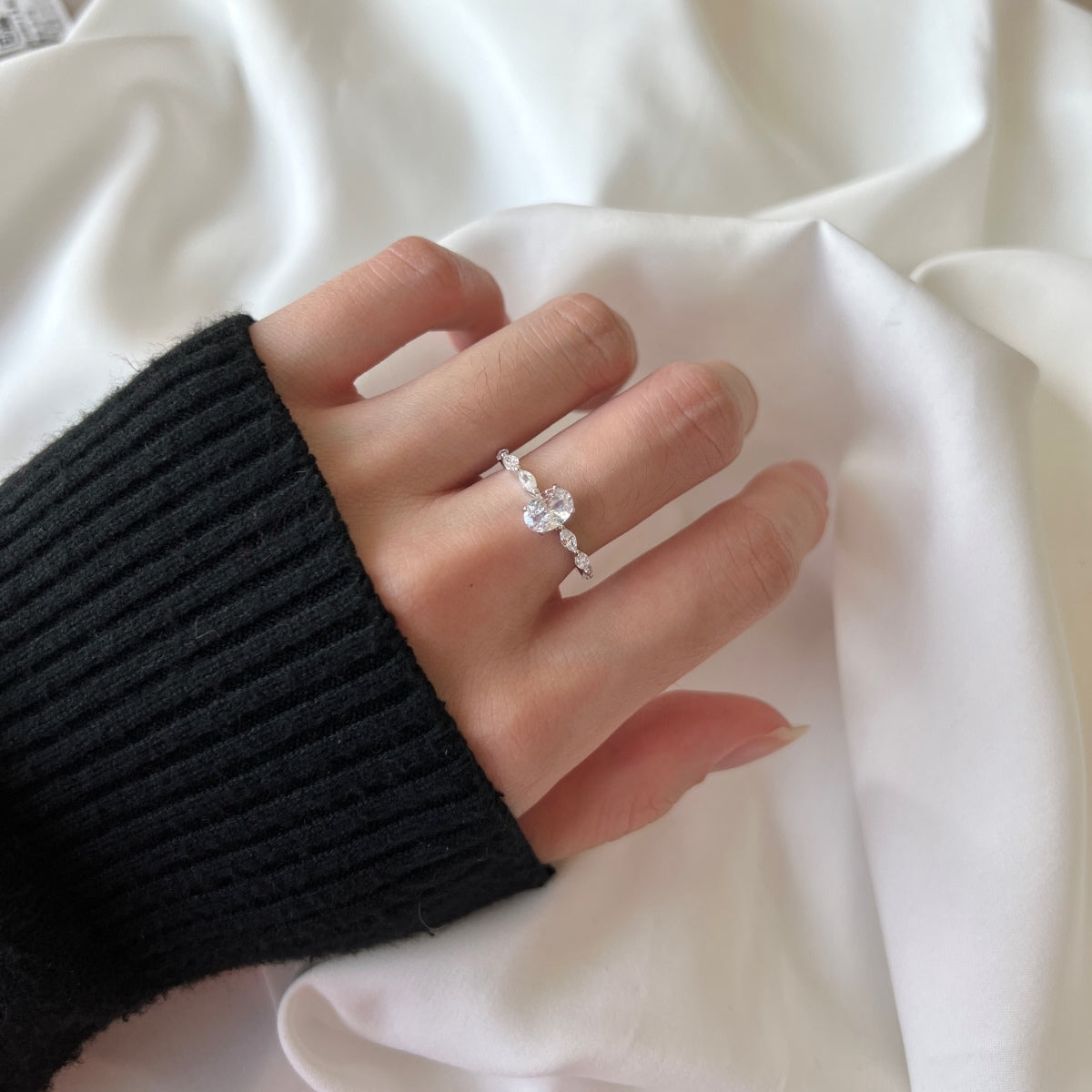 [BASLOVE]0.75 Carat Luxurious Vibrant Elongated Cushion Cut Daily Ring