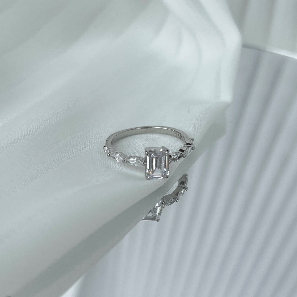 [BASLOVE]1.0 Carat Dainty Resplendent Radiant Cut Daily Ring