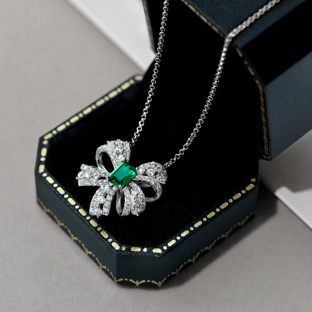 [BASLOVE]Luxurious Flower Shape Emerald Cut Necklace