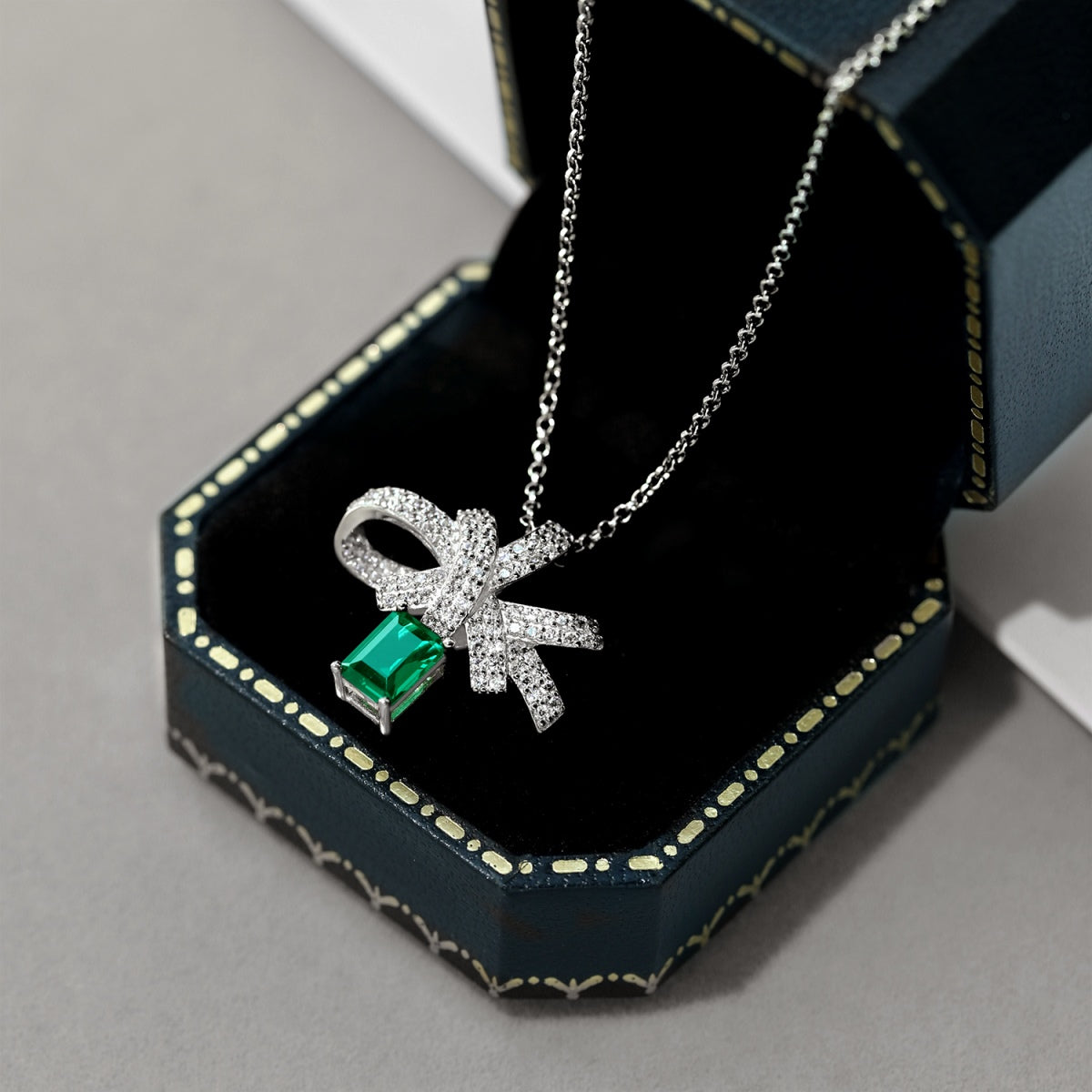 [BASLOVE]Luxurious Flower Shape Emerald Cut Necklace