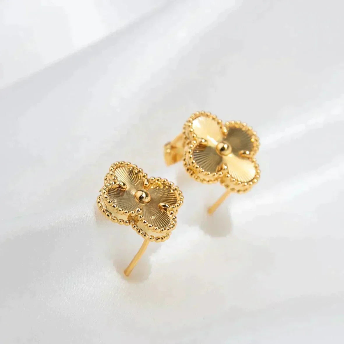 [basloveJW]CLOVER MEDIUM 1 MOTIFS LASER EARRINGS