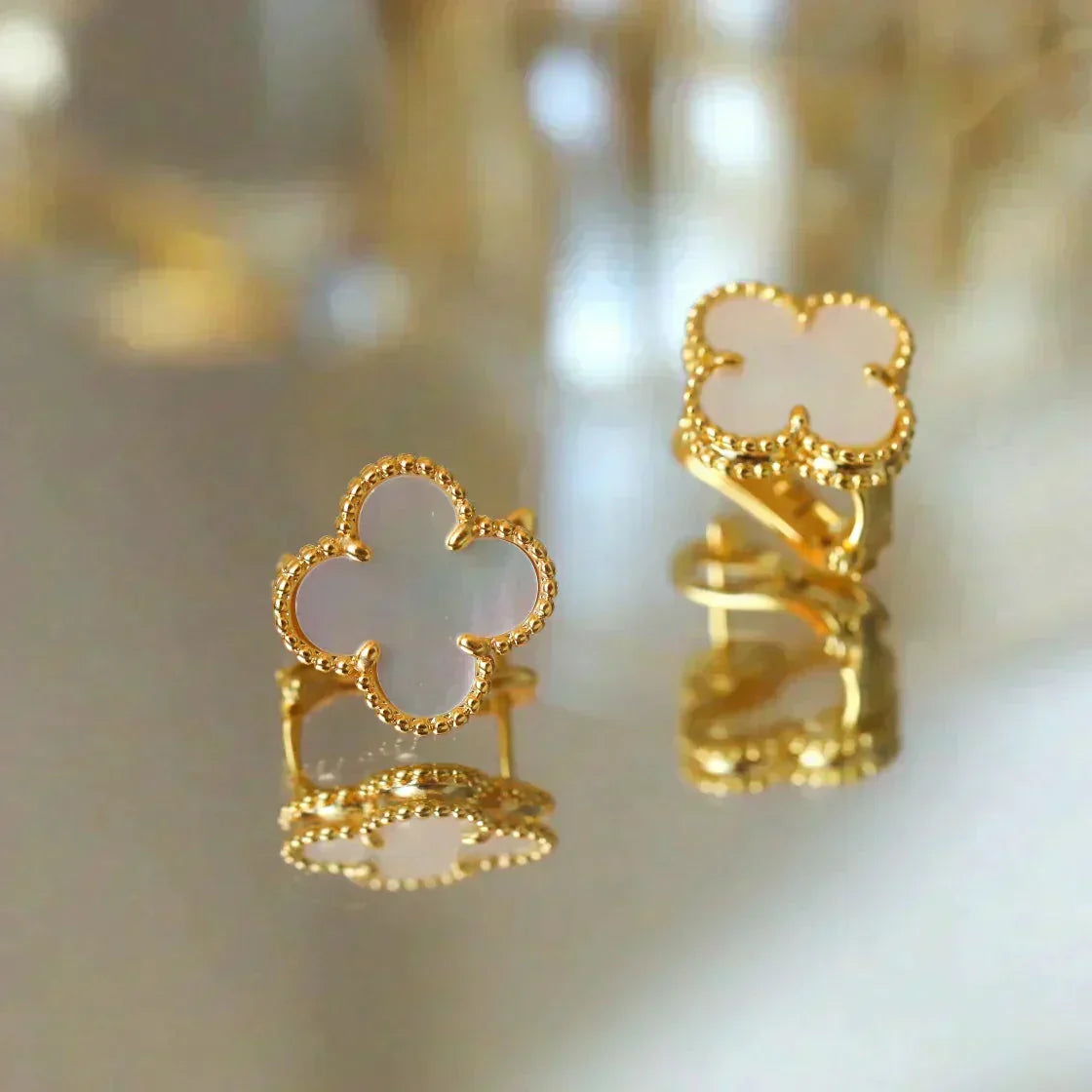 [basloveJW]CLOVER MEDIUM 1 MOTIFS  WHITE MOP STUD EARRINGS