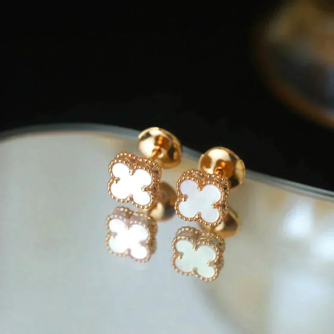 [basloveJW]CLOVER MINI 9.5MM WHITE MOP EARRINGS