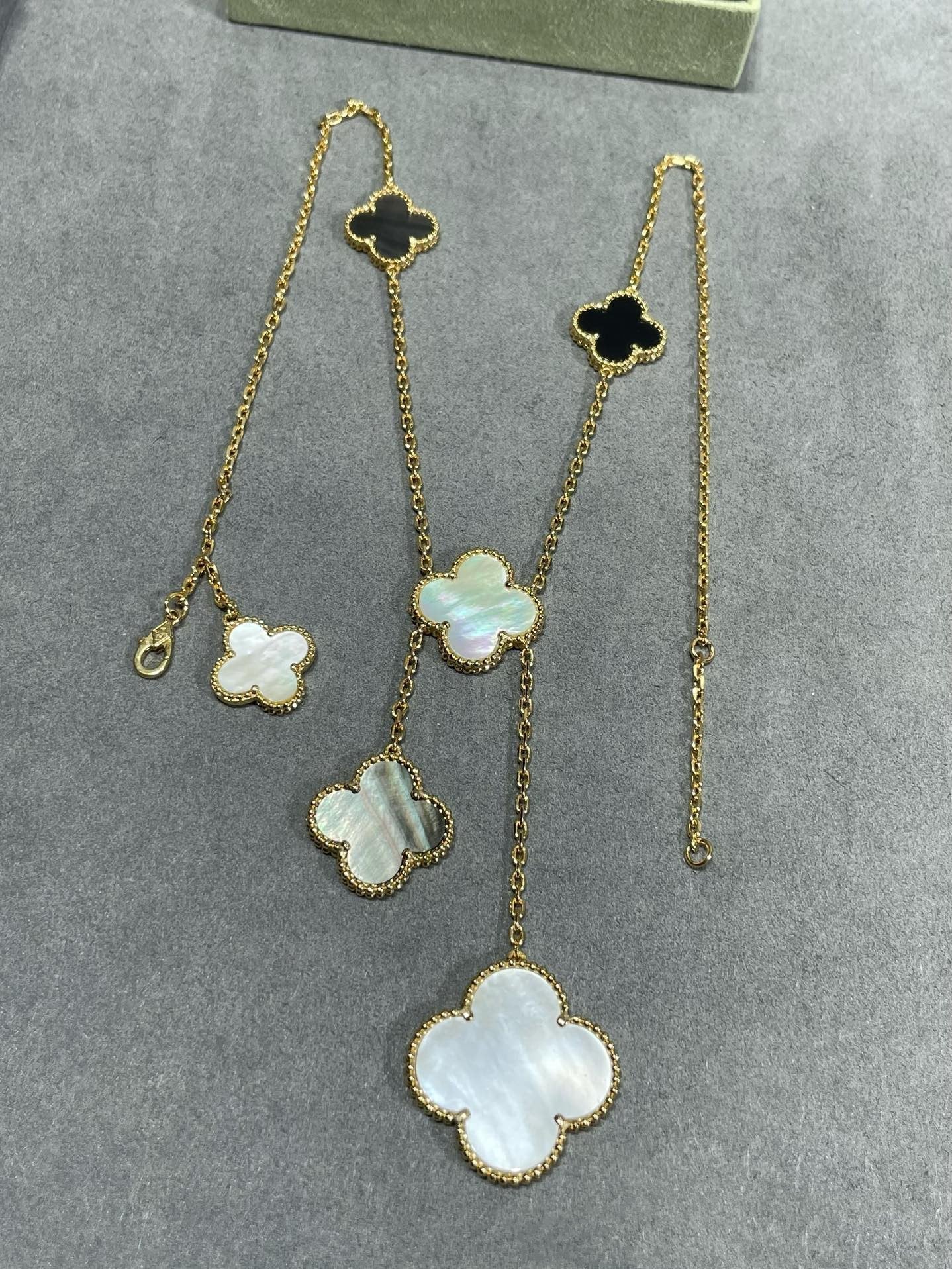 [basloveJW]CLOVER 6 MOTIF MOP ONYX GOLD NECKLACE