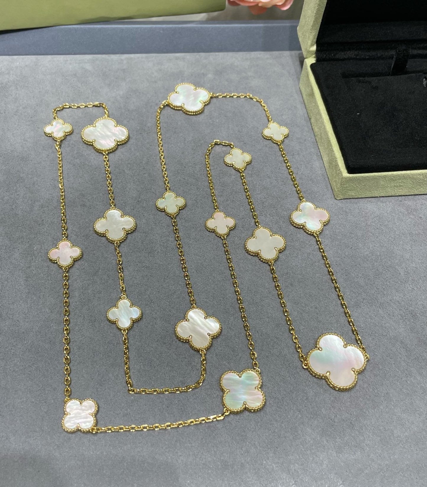 [basloveJW]CLOVER 16 MOTIF WHITE MOP GOLD NECKLACE