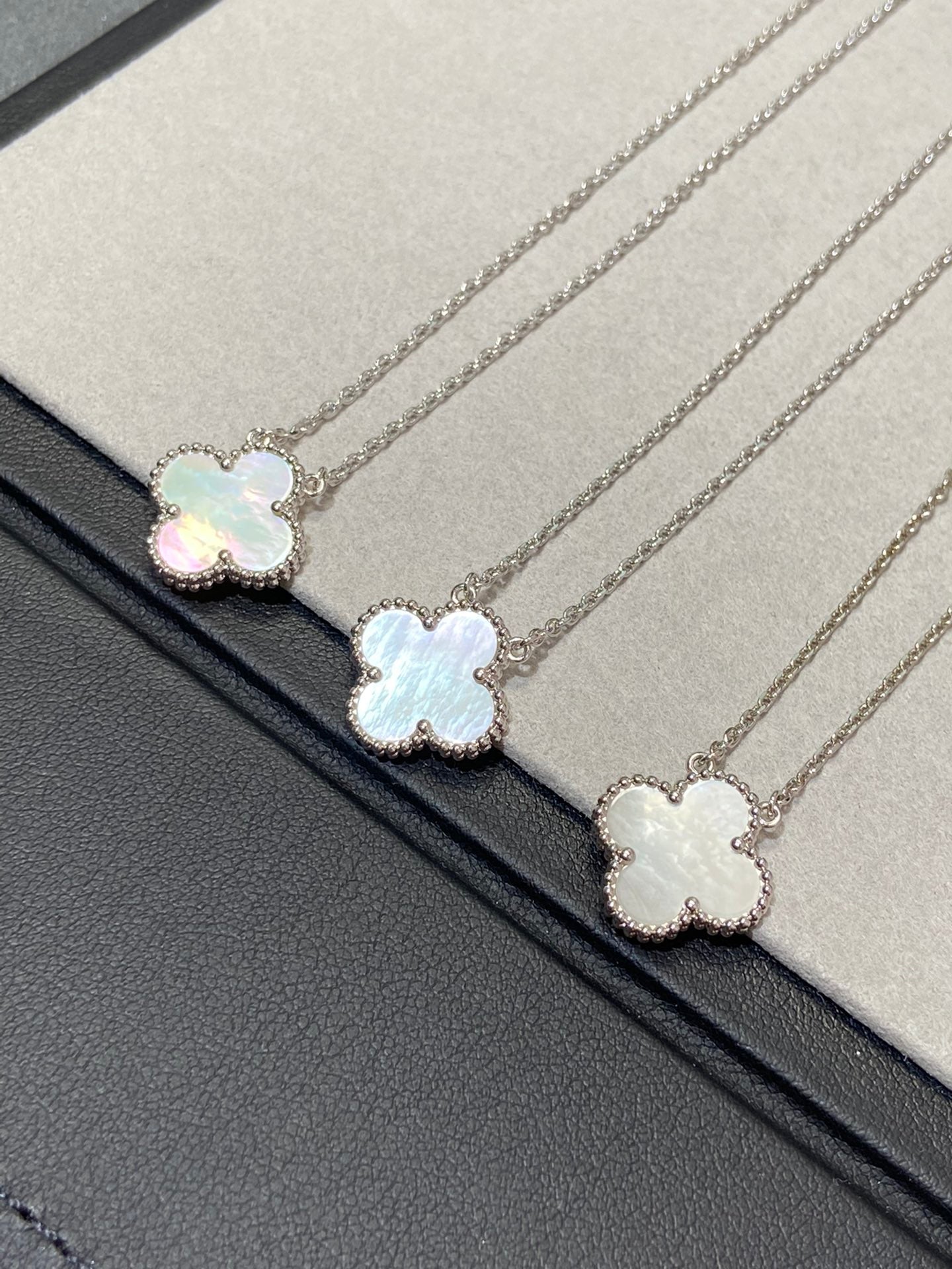 [basloveJW]CLOVER 15MM WHITE MOP NECKLACE