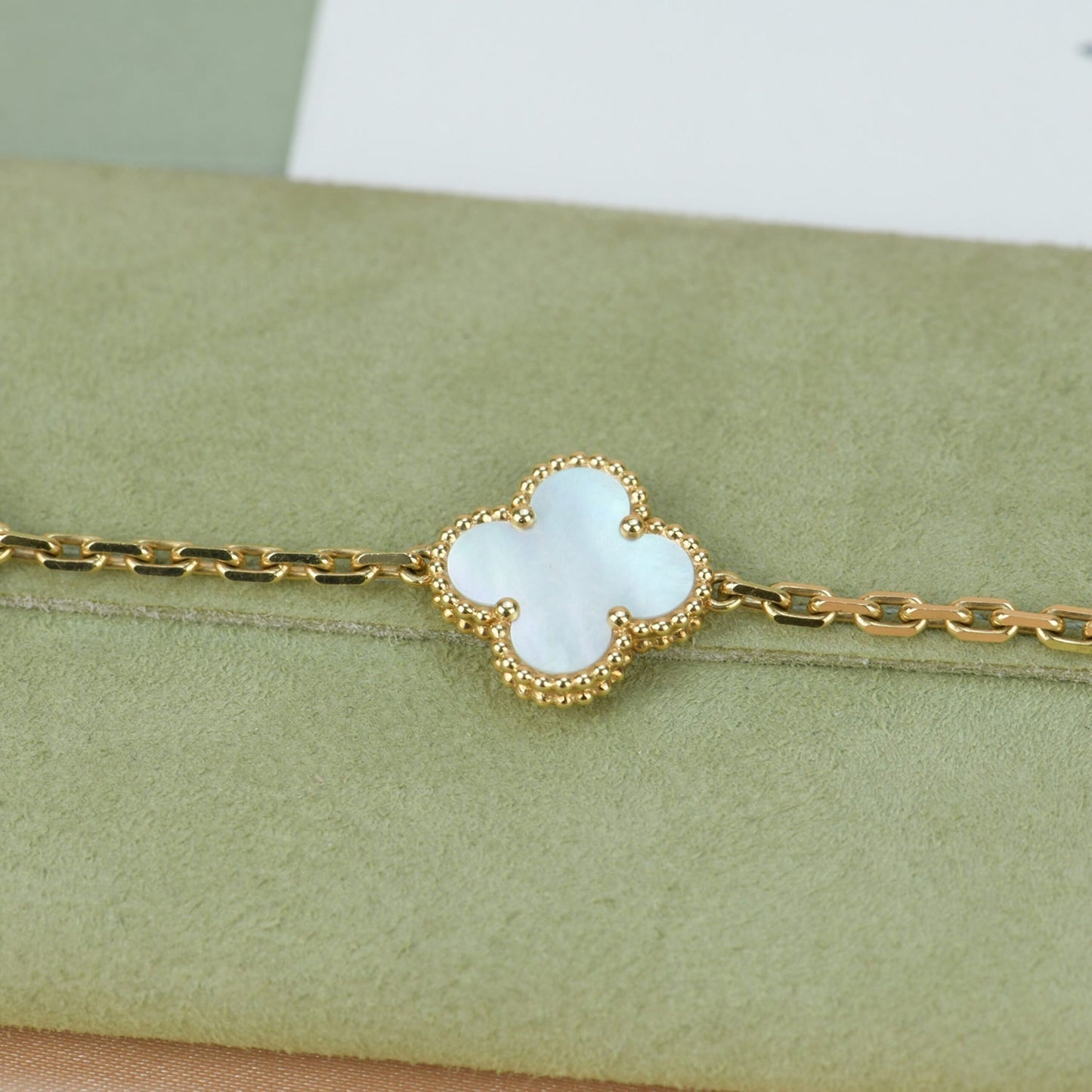 [basloveJW]CLOVER  5 MOTIF WHITE MOP BRACELET