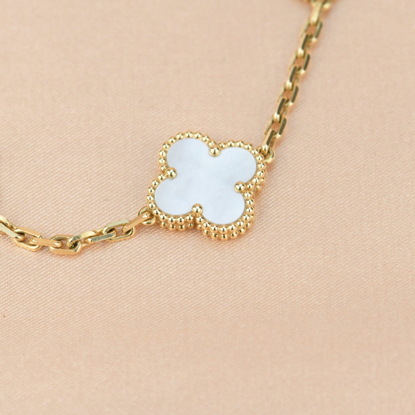 [basloveJW]CLOVER  5 MOTIF WHITE MOP BRACELET