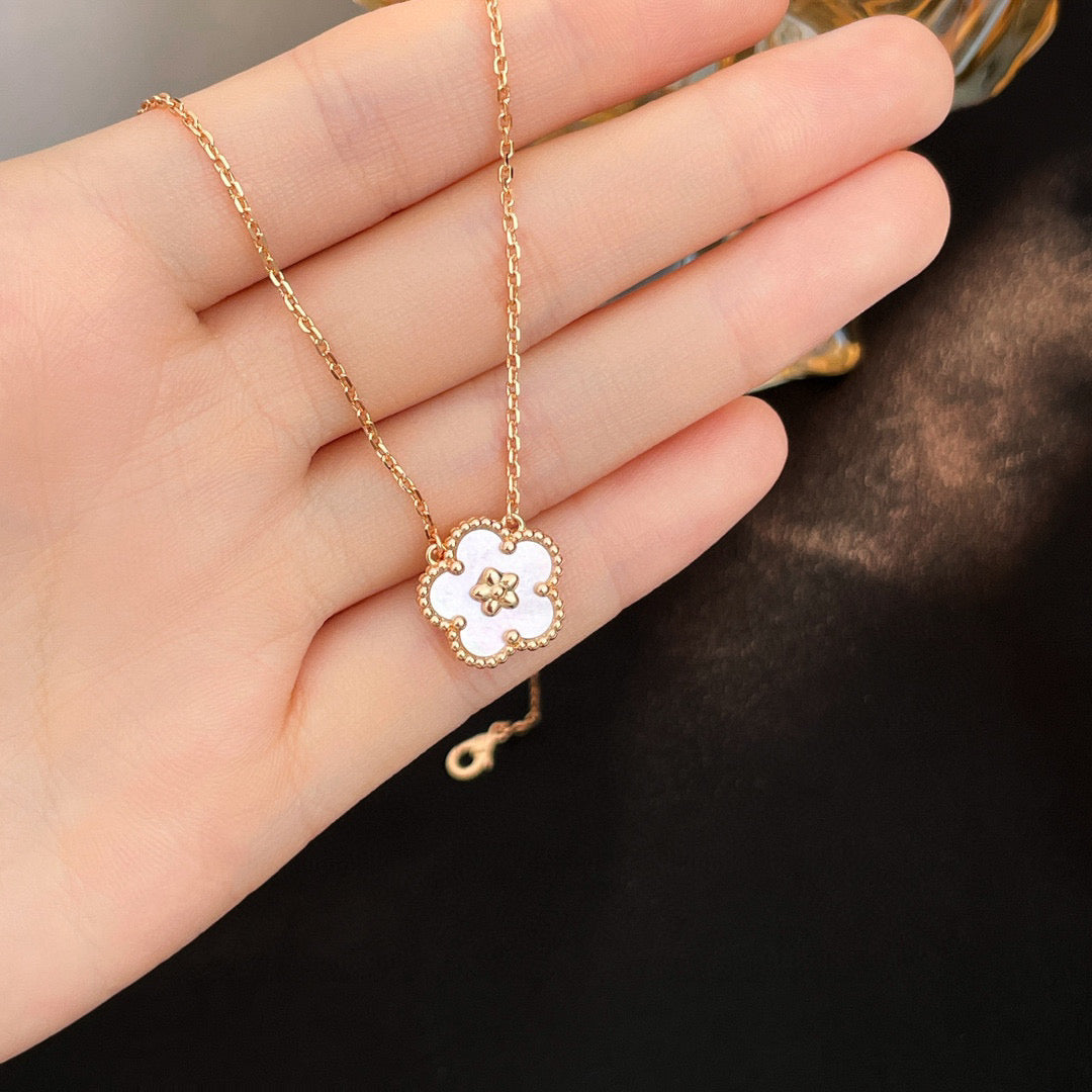 [basloveJW]LUCKY  WHITE MOP  PLUM BLOSSOM NECKLACE