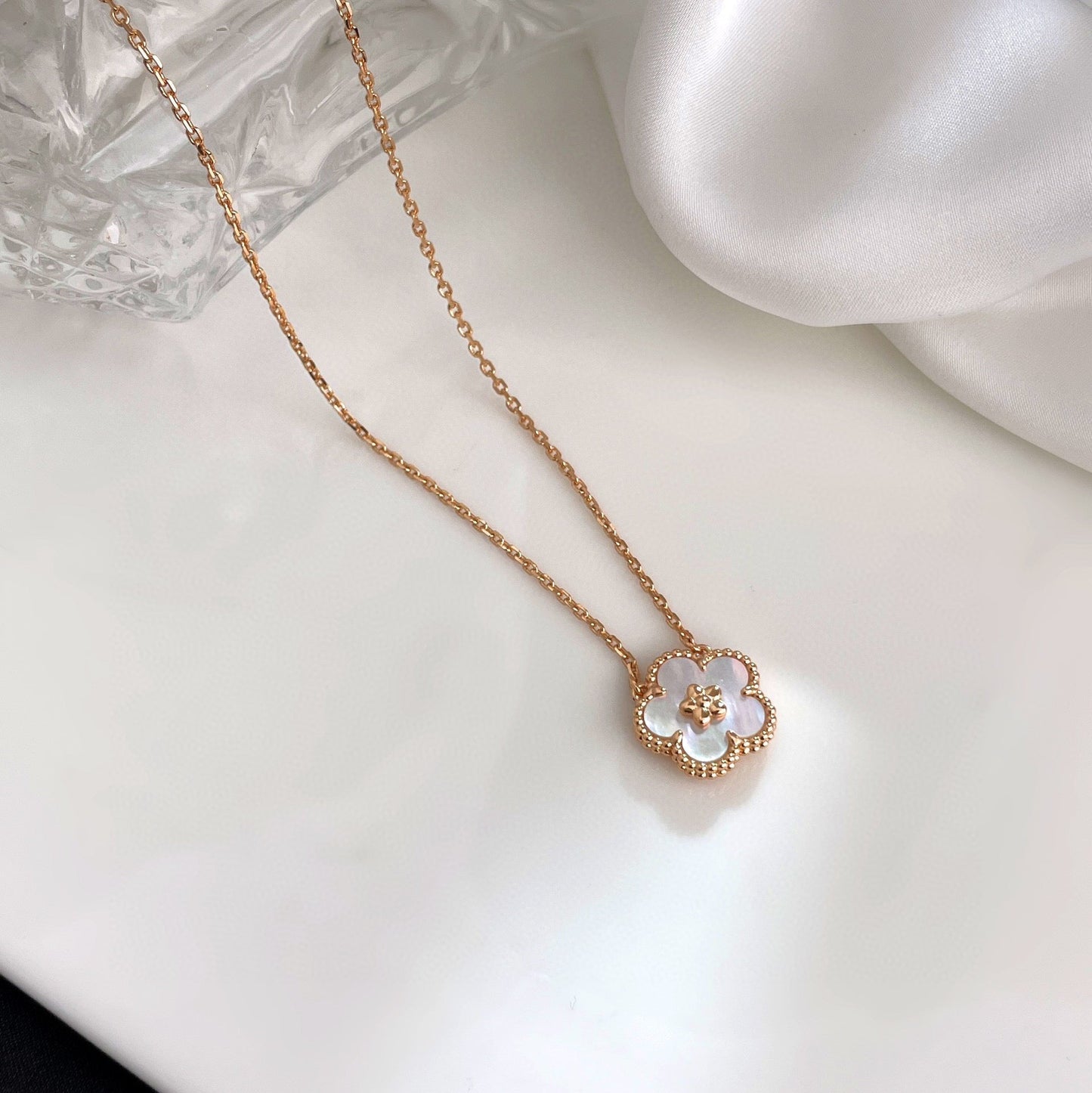 [basloveJW]LUCKY  WHITE MOP  PLUM BLOSSOM NECKLACE