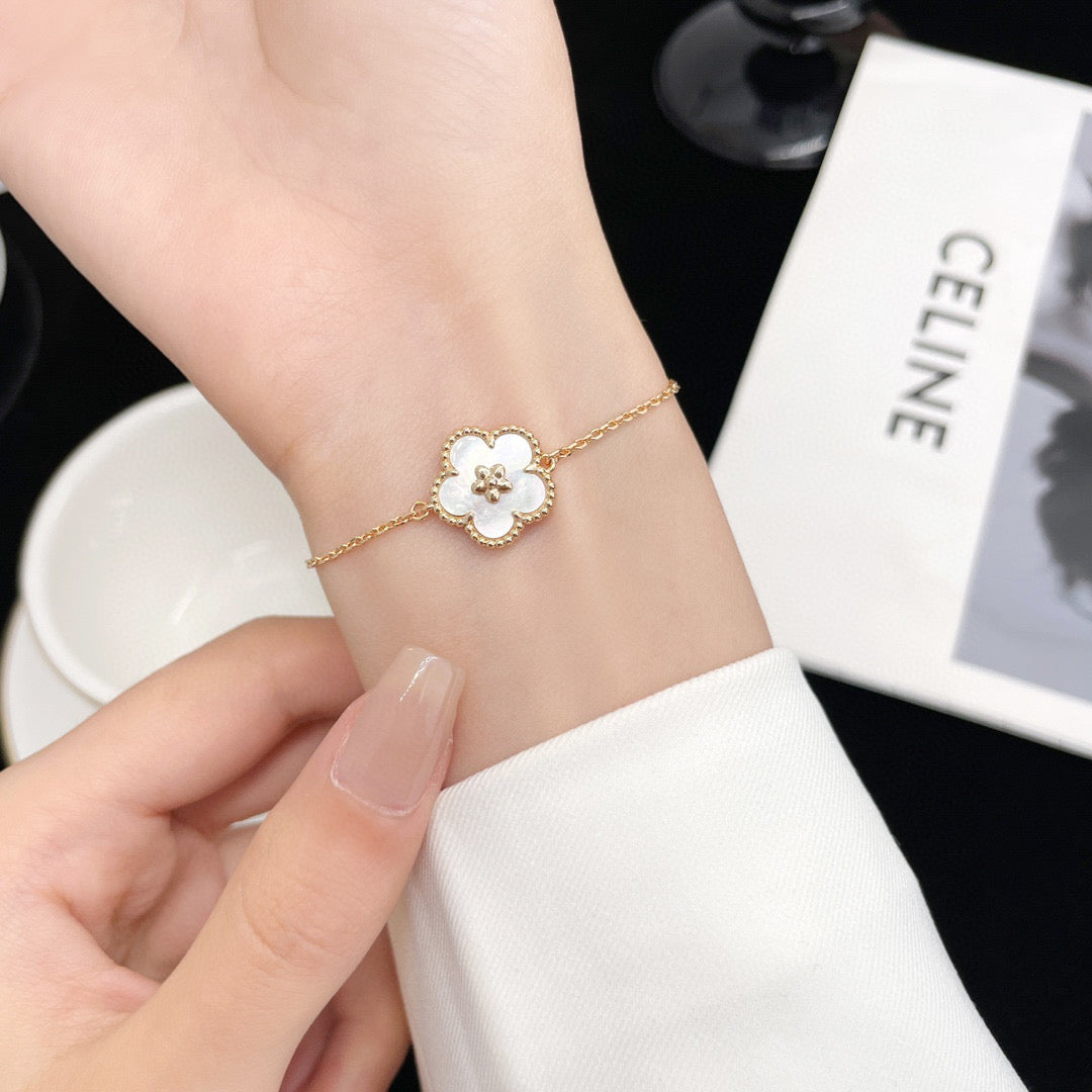 [basloveJW]LUCKY WHITE MOP PLUM BLOSSOM  BRACELET