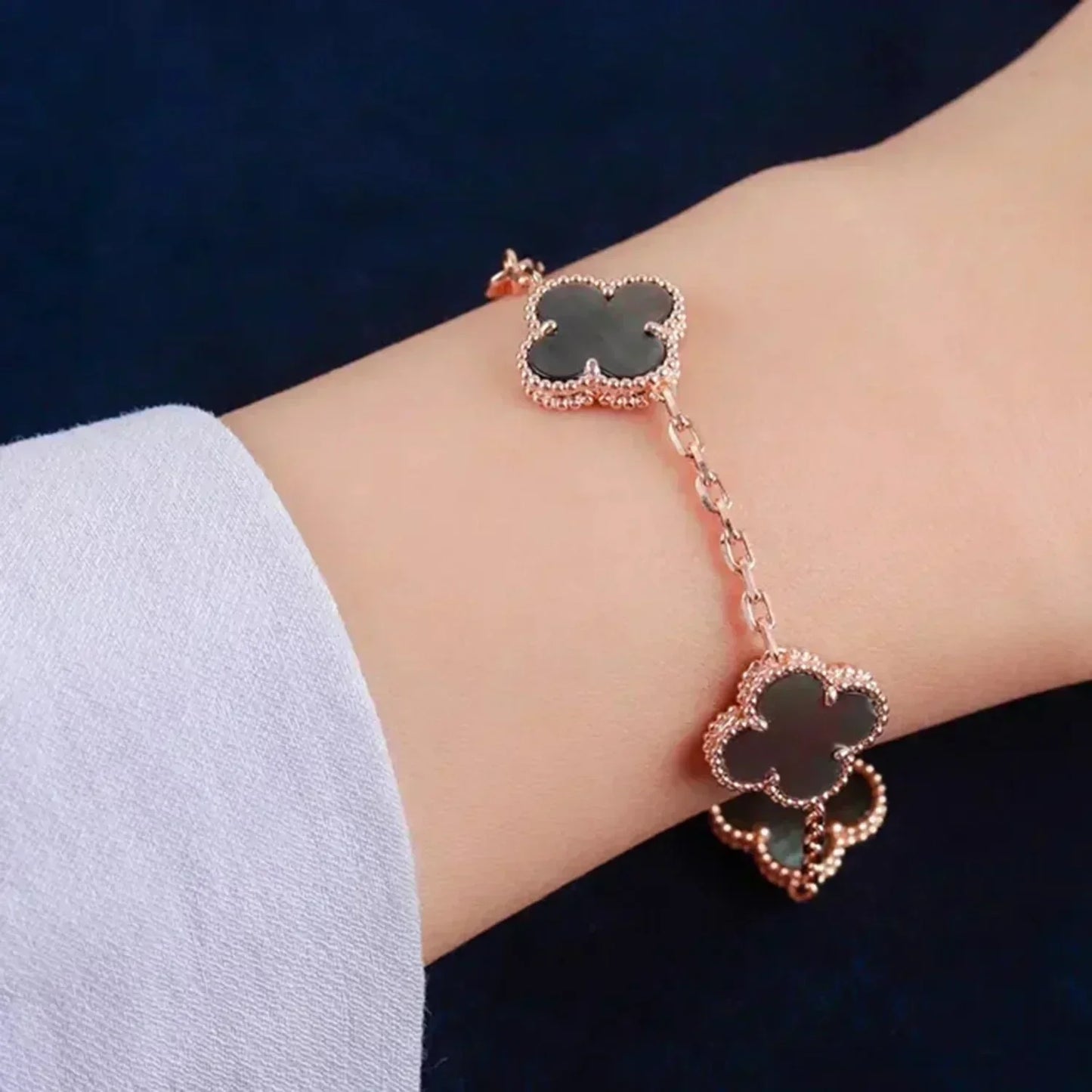 [basloveJW]CLOVER 5 MOTIF GRAY MOP  BRACELET